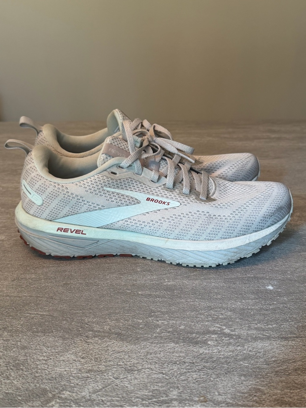 Brooks Revel Women's Light Gray and White Running Shoes sz9